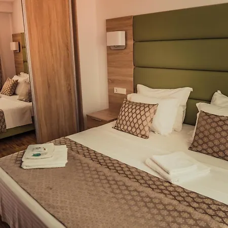 Luxury White Violeta מאנדרה