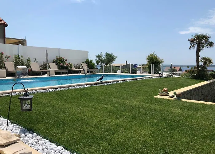 Luxury White Violeta Mandre