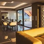 Luxury White Violeta Apartman Mandre