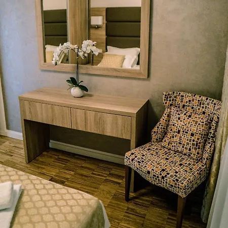 Luxury White Violeta Daire Mandre