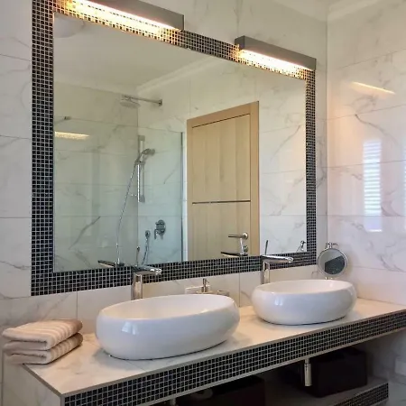 Luxury White Violeta ماندري