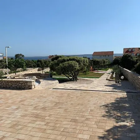 Luxury White Violeta Apartment Mandre