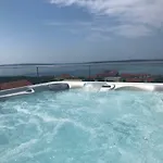 Luxury White Violeta アパート マンドレ